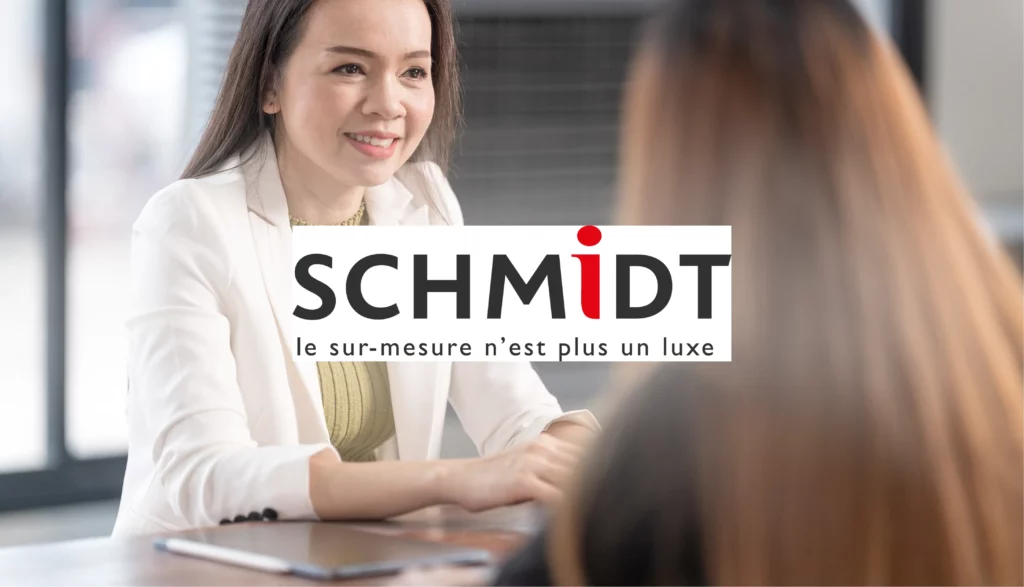 femme qui serre la main d'une femme