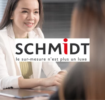 femme qui serre la main d'une femme