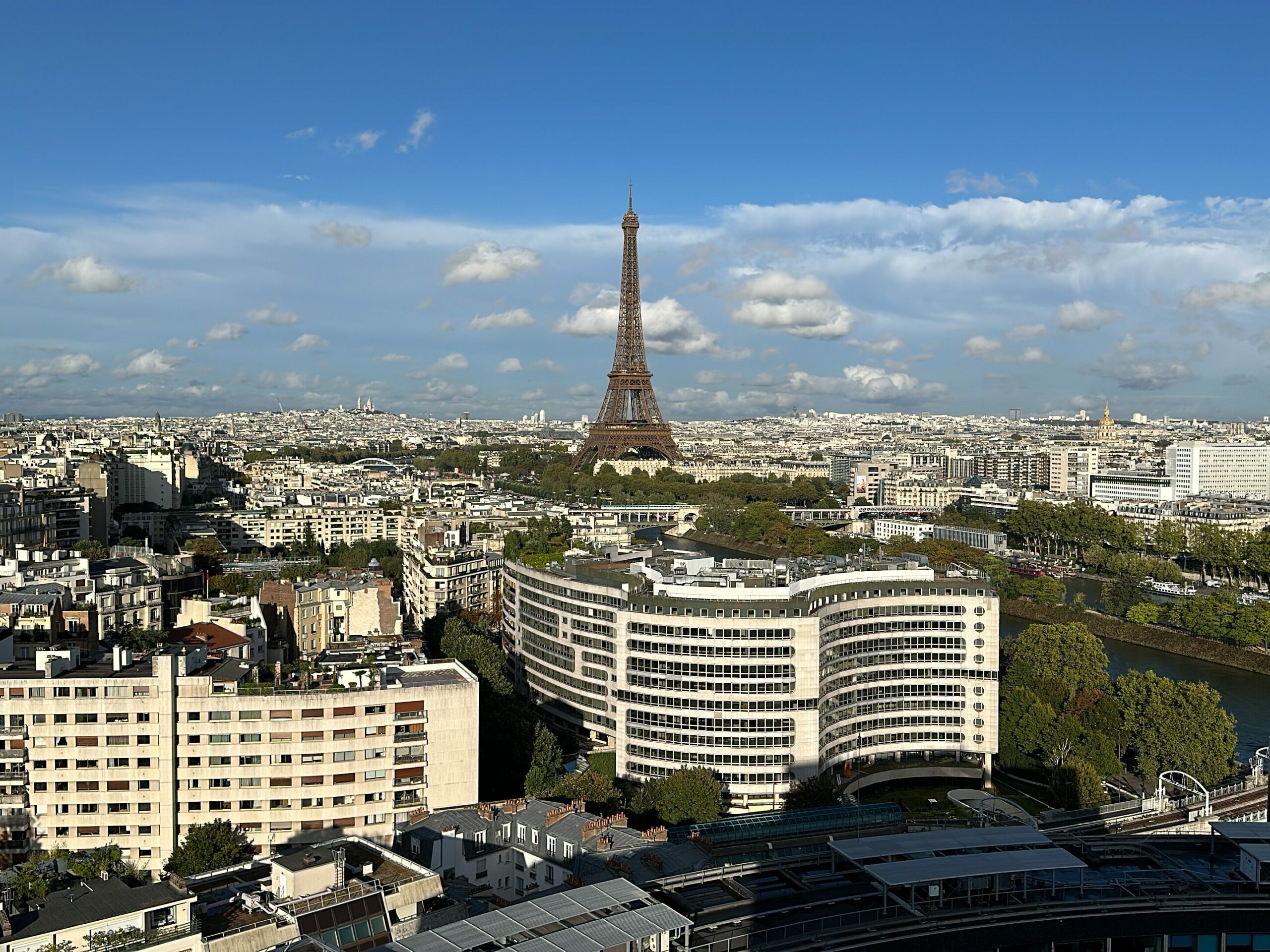Vue sur Paris de la salle panoramique de Radio France lors de l'événement clients 15 ans de Mandarine Academy