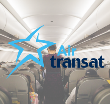 Client Air Transat : la formation Microsoft 365 pour travailler intelligemment. En fond, l'intérieur d'un avion. Au dessus, le logo de la compagnie aérienne Air Transat