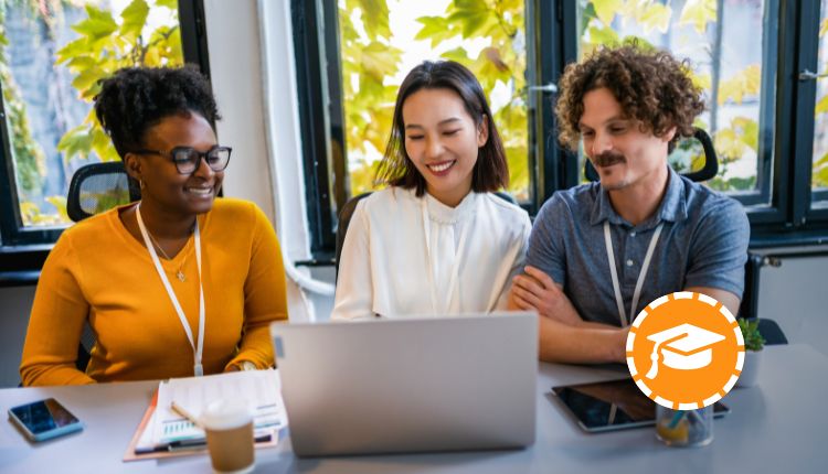 Équipe collaborative en formation devant un ordinateur.