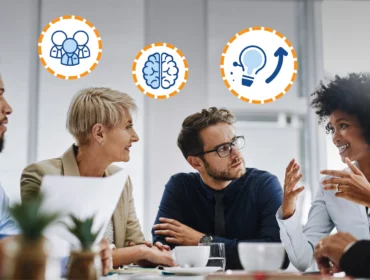 Collaborateurs qui travaillent ensemble - Mandarine Academy - intelligence collective