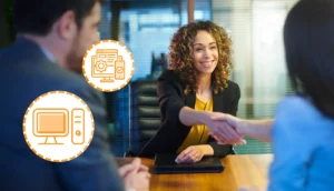 Femme en entretien qui serra la main