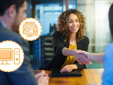 Femme en entretien qui serra la main