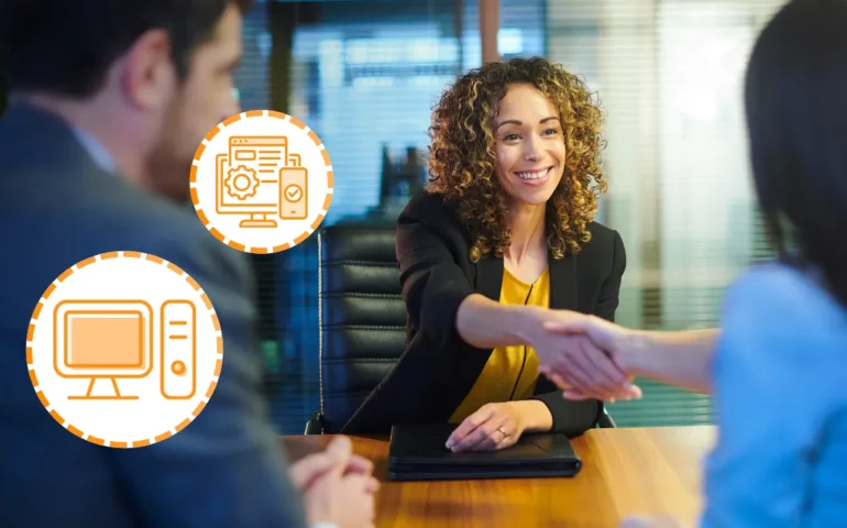 Femme en entretien qui serra la main